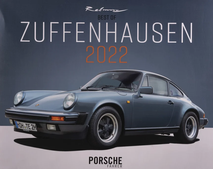 Titel des Porsche-Kalenders „Best of Zuffenhausen 2022“ mit schieferblauem Porsche 911 Carrera 3.2.
