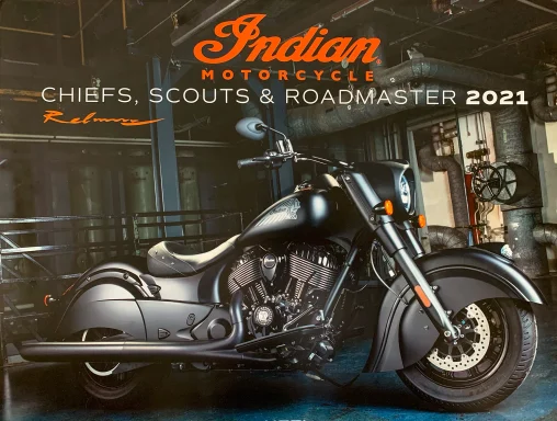 Titelblatt des Indian Kalenders 2021 mit einer mattschwarzen Indian Chief Dark Horse.