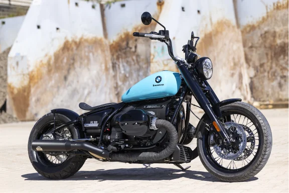 BMW R 18 Custom mit türkisfarbenem Tank und 1800-ccm-Boxermotor.
