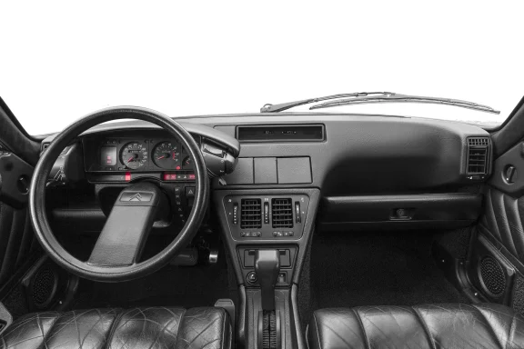 Cockpit und Innenraum des Citroën CX 25 GTI Turbo mit Armaturenbrett und Lenkrad in Schwarzweiß.