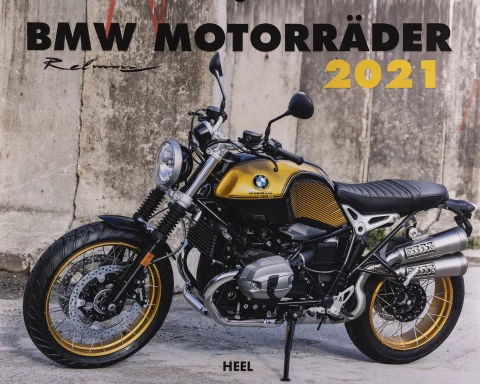 Titelblatt des Kalenders „BMW Motorräder 2021“ mit BMW R nineT Scrambler in Schwarz-Gold vor Betonwand.