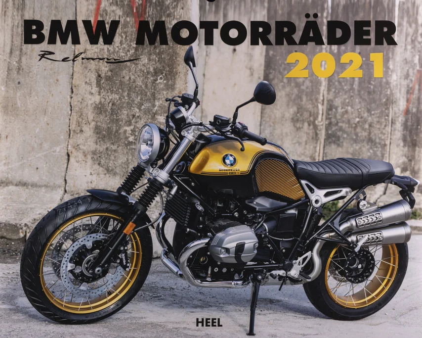 Titelblatt des Kalenders „BMW Motorräder 2021“ mit BMW R nineT Scrambler in Schwarz-Gold vor Betonwand.