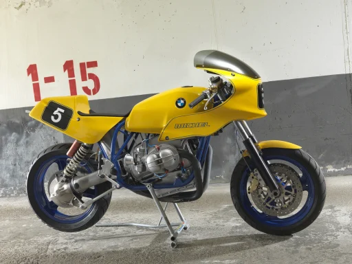 Michel Rennmotorrad mit BMW-Boxermotor in gelber Rennverkleidung.