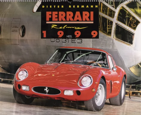 Roter Ferrari 250 GTO vor einem historischen Flugzeug als Titelmotiv des Ferrari-Kalenders 1999, fotografiert von Dieter Rebmann.