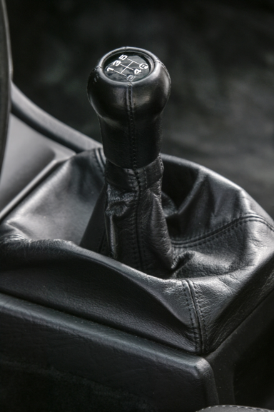 Detailaufnahme des Schalthebels im Audi Urquattro.