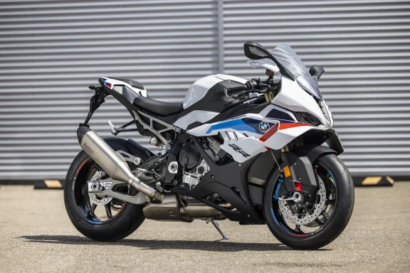 BMW S 1000 RR in BMW M Motorsportfarben vor Industriearchitektur.