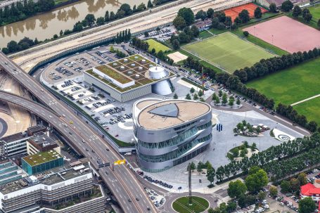 Mercedes-Benz Museum in Stuttgart mit markanter Doppelhelix-Architektur, aus der Luft fotografiert.