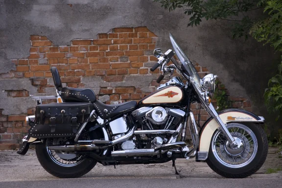 Harley-Davidson Heritage Softail Classic in cremeweiß-schwarzer Lackierung mit Windschutzscheibe und Ledertaschen.