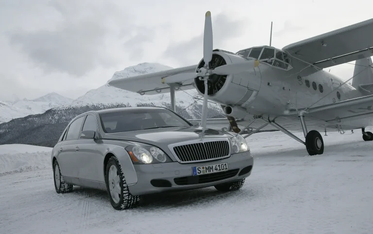 Maybach 57s im Winter Maybach 57 im Schnee vor einem historischen Flugzeug in den Alpen.