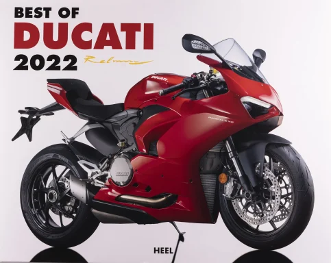 Rote Ducati Panigale V2 als Studioaufnahme vor weißem Hintergrund – Titelbild des Kalenders „Best of Ducati 2022“.