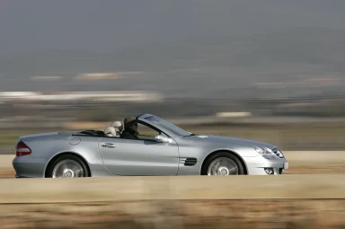Mercedes-Benz SL 55 AMG Roadster in dynamischer Seitenansicht auf einer Landstraße – Automobilfotografie von Dieter Rebmann.