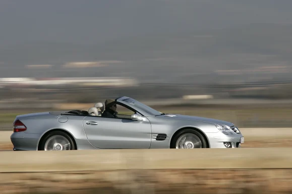 Mercedes-Benz SL 55 AMG Roadster in dynamischer Seitenansicht auf einer Landstraße – Automobilfotografie von Dieter Rebmann.