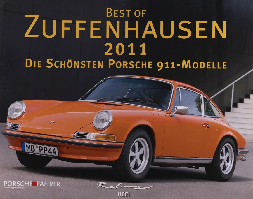 Titel des Porsche-Kalenders „Best of Zuffenhausen 2011“ mit orangefarbenem klassischen Porsche 911 (F-Modell) vor moderner Architektur.