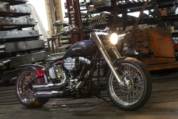 Harley-Davidson Fat Boy FLSTF Custom Baujahr 2002 in historischer Industriehalle.