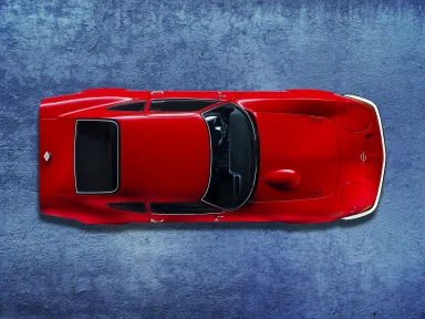 Roter Opel GT in Draufsicht auf blauem Hintergrund 
