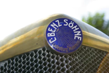Historisches Benz-Emblem auf einem Messingkühler mit Kühlergrill.