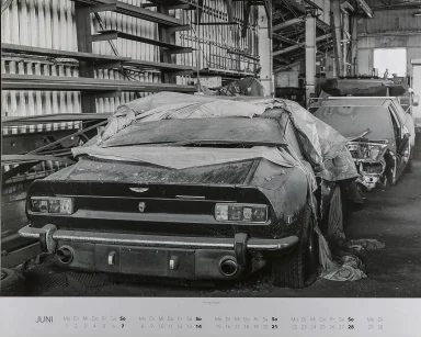 Verstaubter Aston Martin V8 auf dem Schrottplatz von Rudi Klein.