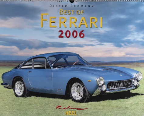 Titelmotiv des Ferrari Kalenders 2006 mit blauem Ferrari 250 GT Berlinetta Lusso auf einer Wiese unter dramatischem Himmel.