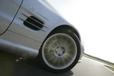 Nahaufnahme der rotierenden Felge eines Mercedes-Benz SL 55 AMG während der Fahrt.