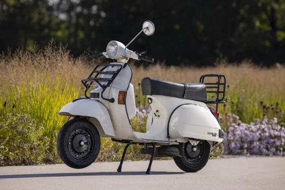 Vespa GL 150 aus dem Jahr 1963 im herbstlichen Ambiente.
