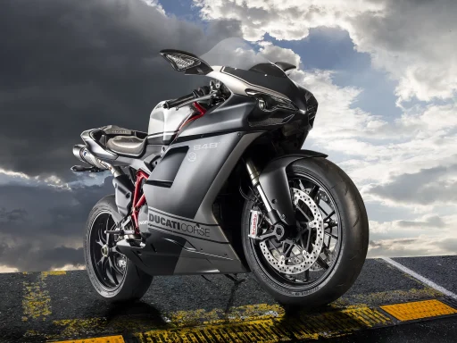 Ducati 848 EVO Corse Special Edition in dynamischer Perspektive vor dramatischem Wolkenhimmel.
