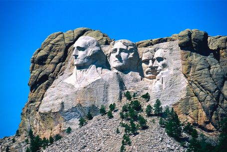 Mount Rushmore mit den in den Fels gehauenen Porträts von vier US-Präsidenten in South Dakota.