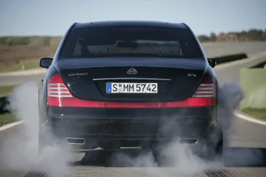 Schwarzer Maybach 57 S von hinten auf einer Teststrecke mit aufsteigendem Reifenrauch.