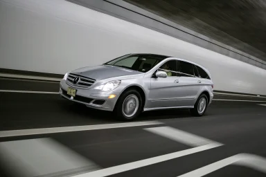 Silberne Mercedes-Benz R 350 bei dynamischer Fahrt durch einen Tunnel.