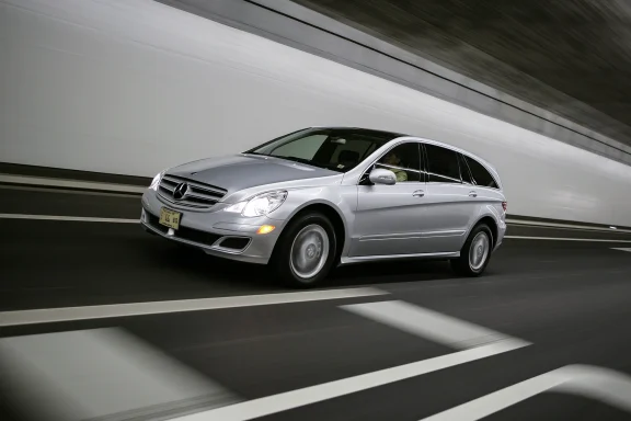 Silberne Mercedes-Benz R 350 bei dynamischer Fahrt durch einen Tunnel.