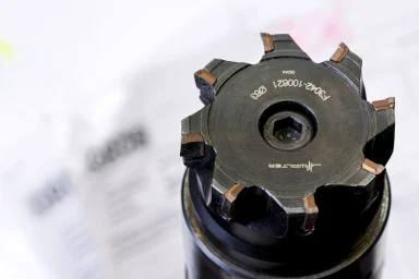 Industrieller Scheibenfräser mit Wendeschneidplatten als Detailaufnahme.