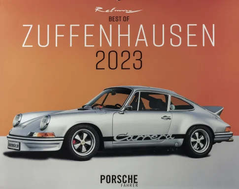 Titel des Porsche-Kalenders „Best of Zuffenhausen 2023“ mit silbernem Porsche 911 Carrera RS 2.7 vor orangefarbenem Hintergrund.