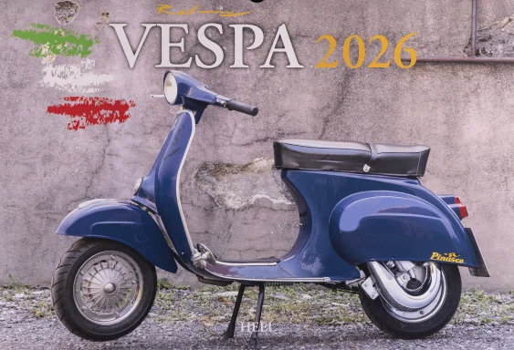 Vespa 90 Racer von 1972 vor einer historischen Putzfassade auf dem Titel des Vespa Kalenders 2026.