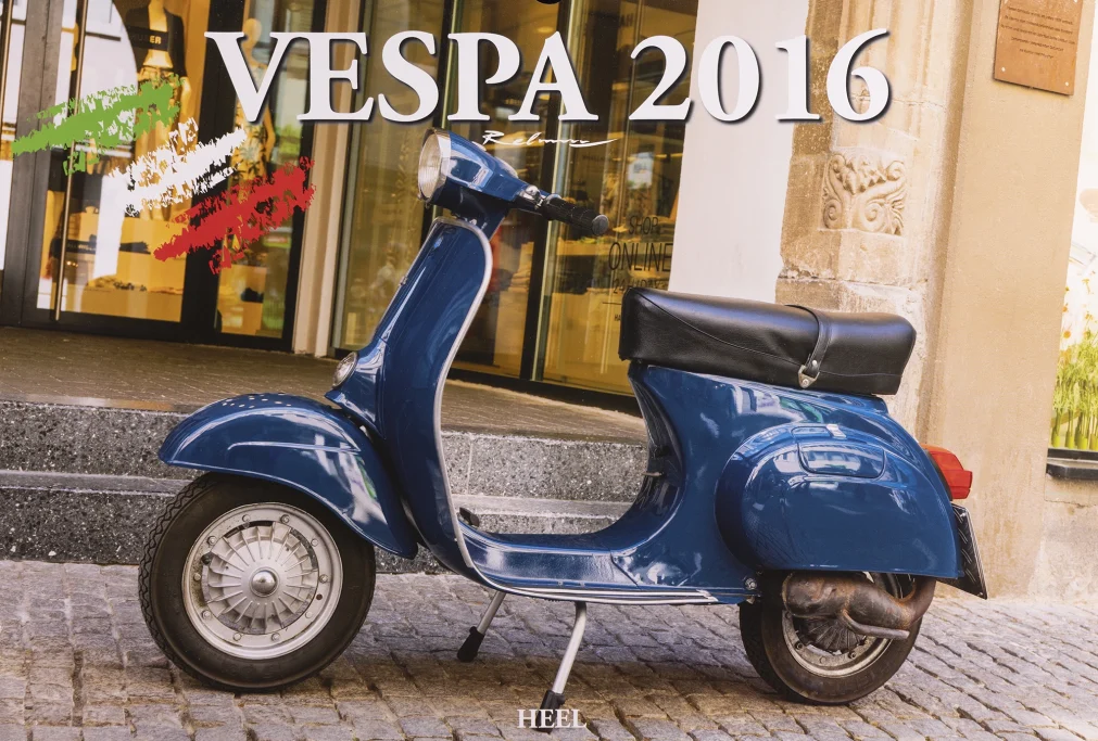 Titelbild des Vespa Kalenders 2016 mit einer klassischen Vespa Primavera vor historischer Architektur.
