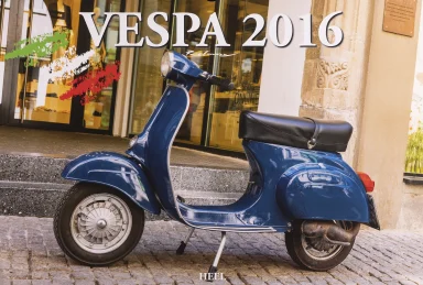 Titelbild des Vespa Kalenders 2016 mit einer klassischen Vespa Primavera vor historischer Architektur.