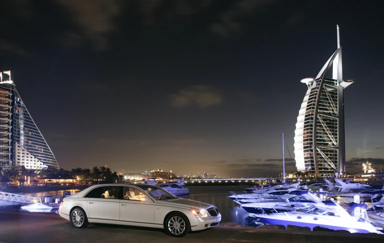 Maybach – Dubai bei Nacht Weißer Maybach vor dem beleuchteten Burj Al Arab in Dubai bei Nacht.