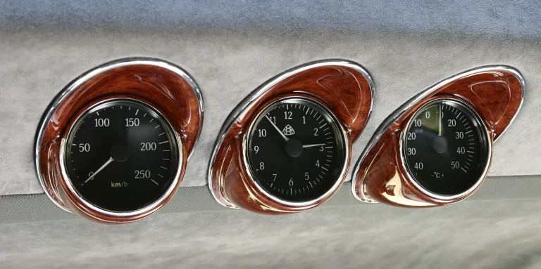 Maybach Instrumente mit Edelholz Instrumente eines Maybach mit Edelholzfassungen und analogen Anzeigen.