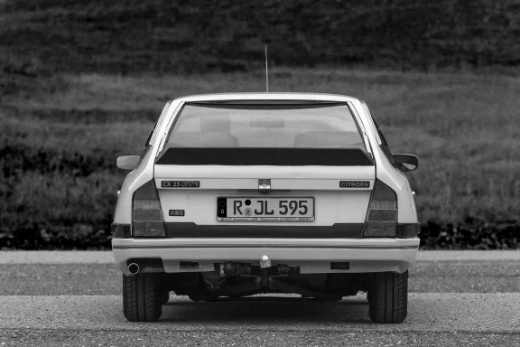 Heckansicht eines Citroën CX 25 GTI Turbo in Schwarzweiß mit klassischem Fahrzeugdesign.