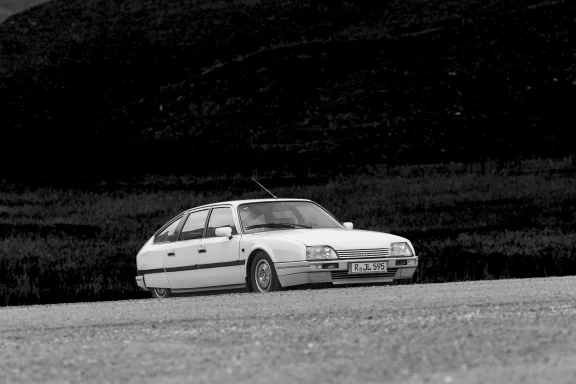 Citroën CX 25 GTI Turbo in Schwarzweiß als Totalansicht vor einer alpinen Berglandschaft.