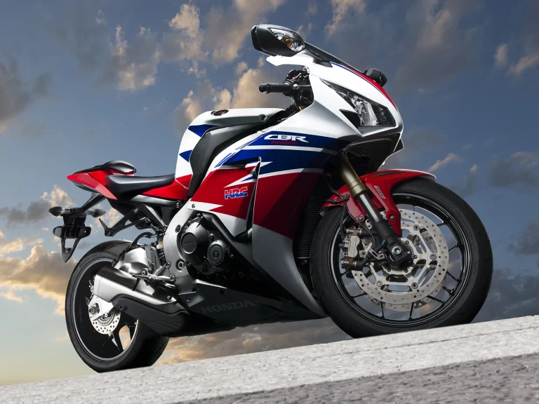 Professionelle Motorradfotografie der Honda CBR1000RR Fireblade. Die dynamische Perspektive und der eindrucksvolle Himmel unterstreichen die