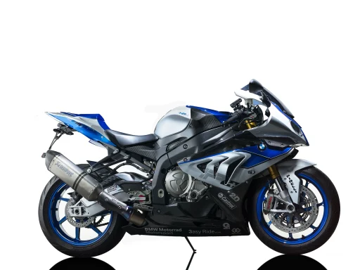 BMW HP4 Competition von 2012 in Blau-Silber mit Akrapovič-Auspuff auf weißem Studiohintergrund.
