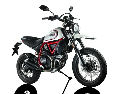 Ducati Scrambler Desert Sled Enduro von 2020 als hochwertige Studioaufnahme auf weißem Hintergrund.
