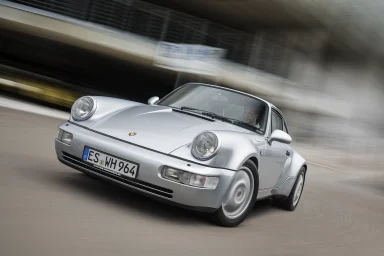 Porsche 911 Cabrio mit Targadach in dynamischer Seitenansicht auf einer Landstraße – Automobilfotografie von Dieter Rebmann.