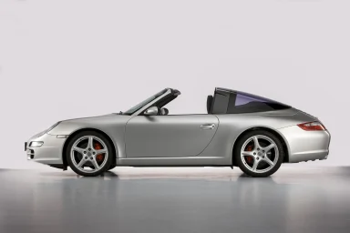 Silbernes Cabrio-Coupé Porsche 911 in Seitenansicht auf hellem Studiohintergrund mit Targa Top