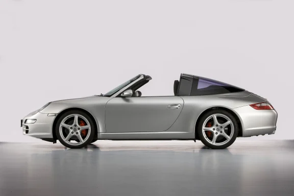 Silbernes Cabrio-Coupé Porsche 911 in Seitenansicht auf hellem Studiohintergrund mit Targa Top