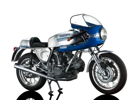 Ducati 900 SuperSport von 1977 als klassischer italienischer Sportmotorrad-Klassiker in professioneller Studiofotografie.