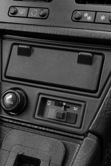 Detail der Mittelkonsole mit Bedienelementen im Citroën CX 25 GTI Turbo in Schwarzweiß.
