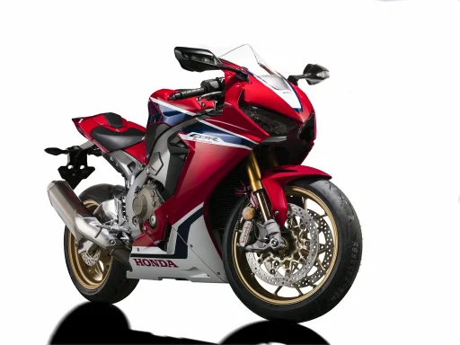 Honda CBR1000RR Fireblade SP Baujahr 2018 in HRC-Lackierung auf weißem Studiohintergrund.