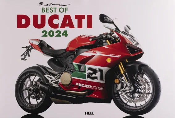 Ducati Panigale V2 Bayliss Sondermodell in Rot-Weiß-Grün als Studioaufnahme vor weißem Hintergrund – Titelbild des Kalenders „Best of Ducati