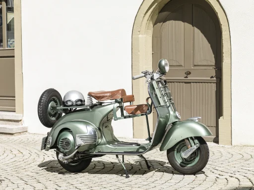 Vespa ACMA Baujahr 1951 vor historischer Kulisse.
