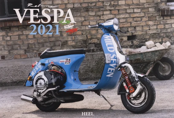 Individuell umgebaute Vespa PX 80 Lusso vor historischer Industriearchitektur auf dem Titel des Vespa Kalenders 2021.